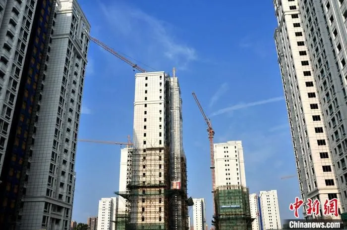 资料图：一处正在建设中的房地产楼盘。中新社记者 张斌 摄