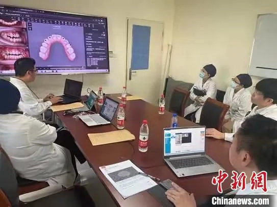 专家共同探讨病情。　上海九院供图