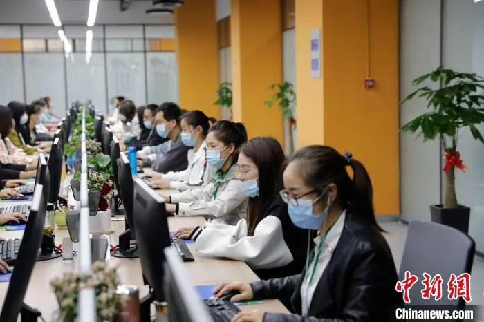 图为“人工智能训练师”正在工作。　容乐 摄