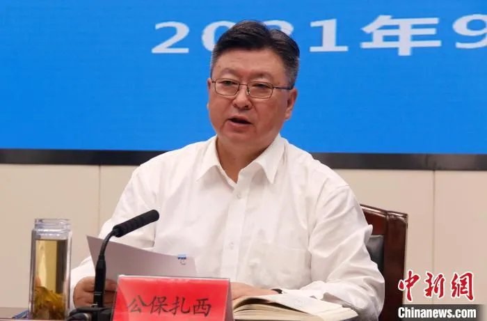 图为青海省委常委、统战部部长公保扎西讲话。　祁妙 摄