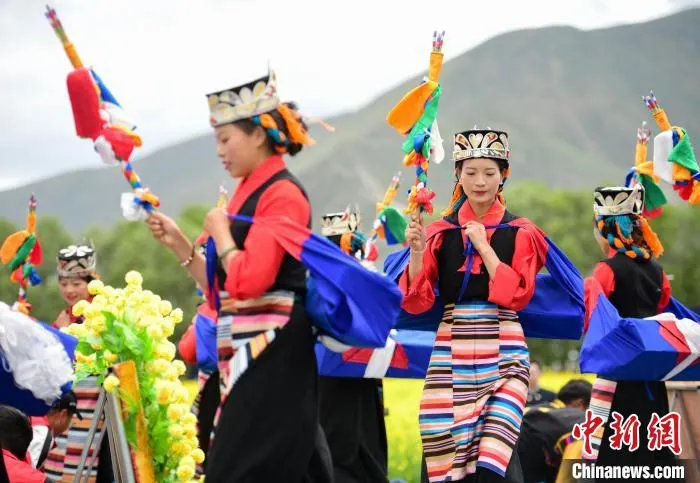 图为西藏自治区拉萨市墨竹工卡县小油菜花文化旅游节表演舞蹈《田间欢歌》。　贡嘎来松 摄