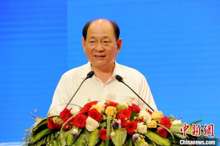 漳州市台商投资企业协会荣誉会长、福建大芹陆宜酒业有限公司总裁吴松柏致辞。　张金川 摄