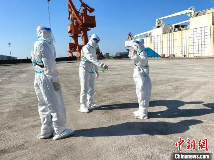 图为，东营出入境边防检查站工作人员严格消杀程序。　东营出入境边防检查站供图 摄
