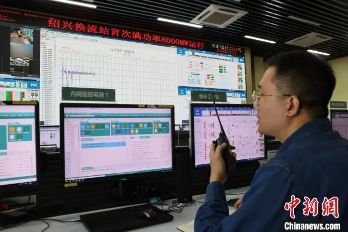 工作人员在后台检测设备运行情况。　国网浙江超高压公司供图