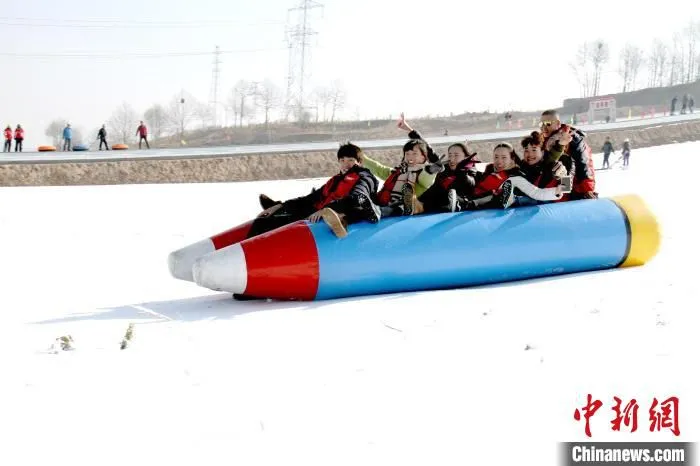 图为市民们体验冰雪娱乐项目。　魏雅琪 摄
