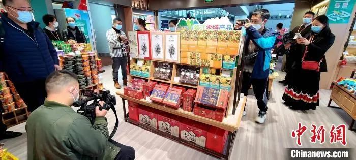 图为在昆明长水机场设置的怒江农产品展示区。　希帅 摄