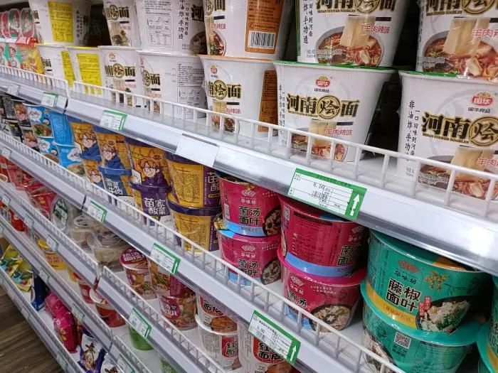 某超市货架上的康师傅系列。 左雨晴 摄