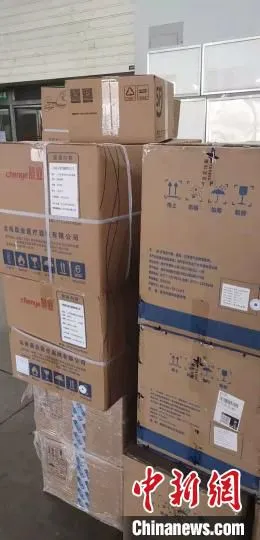图为等待运输的抗疫物资。瑞丽航空供图