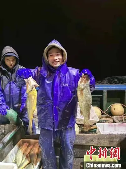 渔民拎起野生大黄鱼。　陈佳雯供图