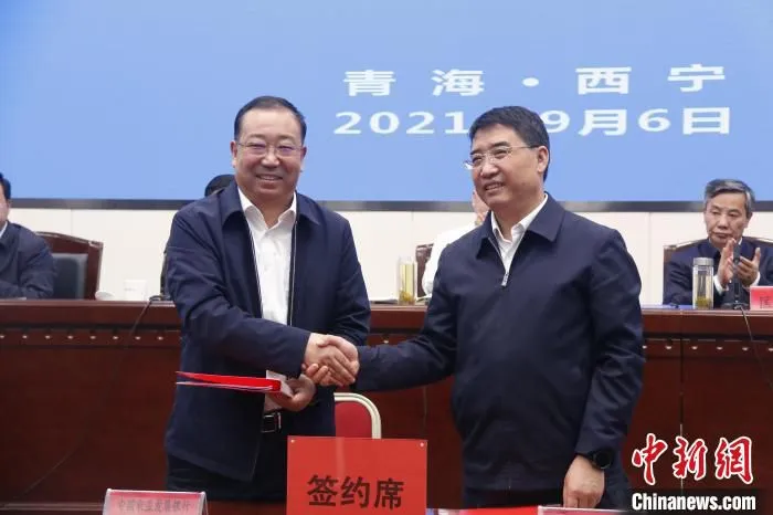 图为青海省工商联与三金融机构达成合作。　祁妙 摄