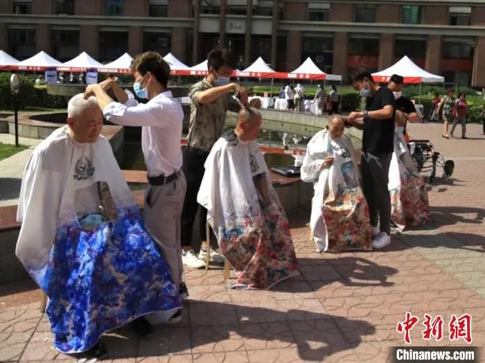 “喜迎建党100周年，优质服务进社区”活动在北京举办。图为现场设置公益服务区，为居民提供义剪等服务。　北京市商业联合会供图