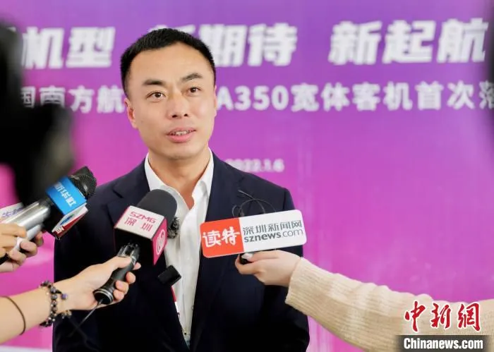 图为中国南方航空深圳分公司总经理曲光吉接受媒体记者采访。　陈文 摄
