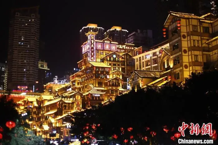 资料图：重庆洪崖洞夜景。　马佳欣 摄