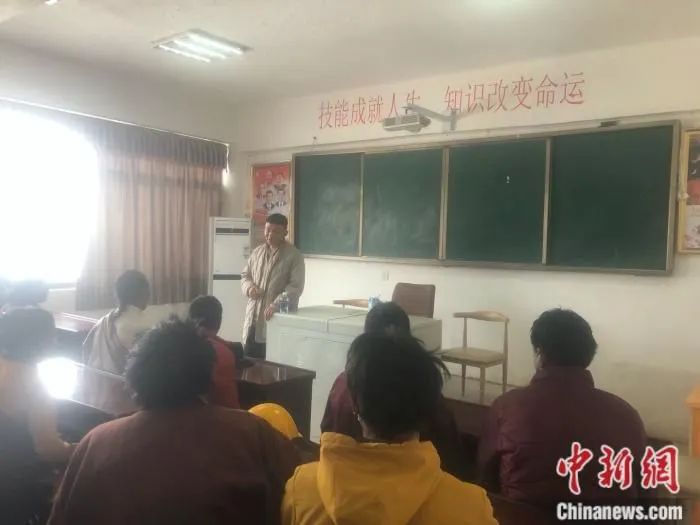 白玛赤列公司组织进行的岗前培训。 中新网 左宇坤 摄