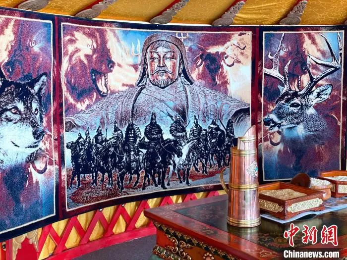 图为蒙古国地毯悬挂在展区内。　孙睿 摄