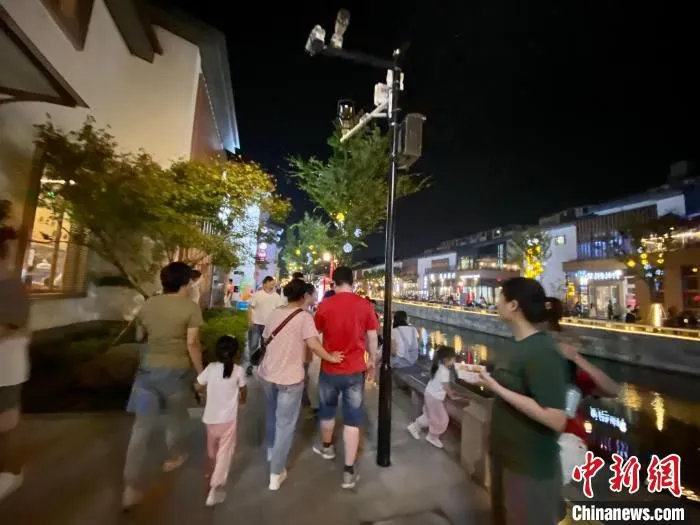 国庆假期里,绍兴古运河文化吸引大量游客 项菁 摄 国庆假期里,绍兴古运河文化吸引大量游客 项菁 摄