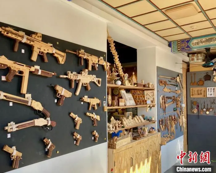 图为首创郎园Park内的木艺手作店。　徐婧 摄