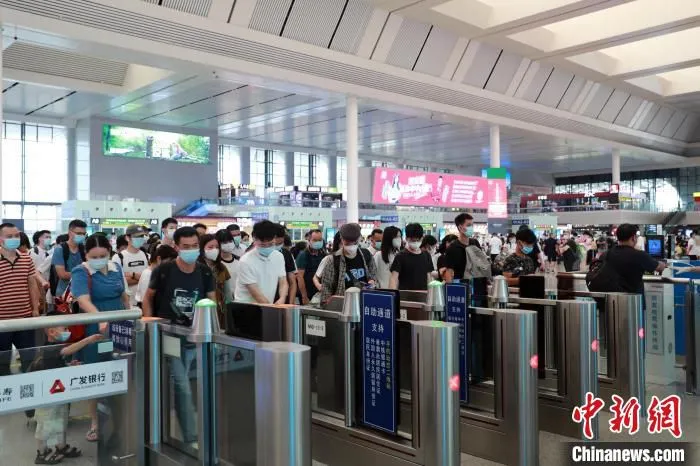客运员对检票闸机等重点部位进行消毒。　李土娣 摄