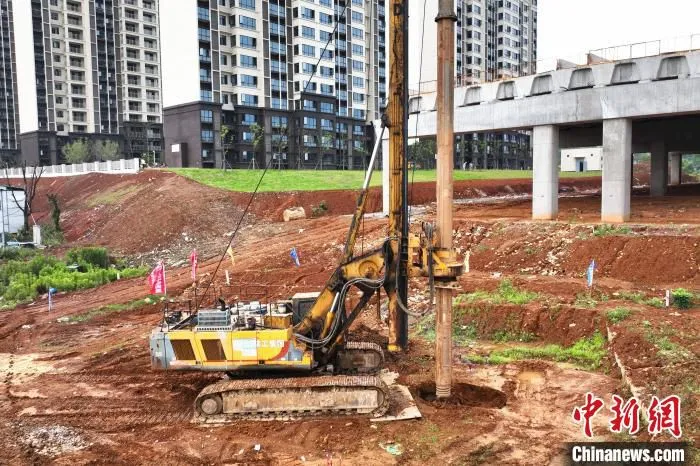 6月29日，江西九江快速路跨庐山站转体斜拉桥开工建设。　卢建建 摄