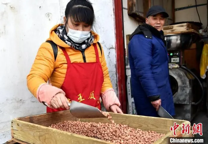 在外从事邳州炒货营生，多是家庭为单位。　朱志庚 摄