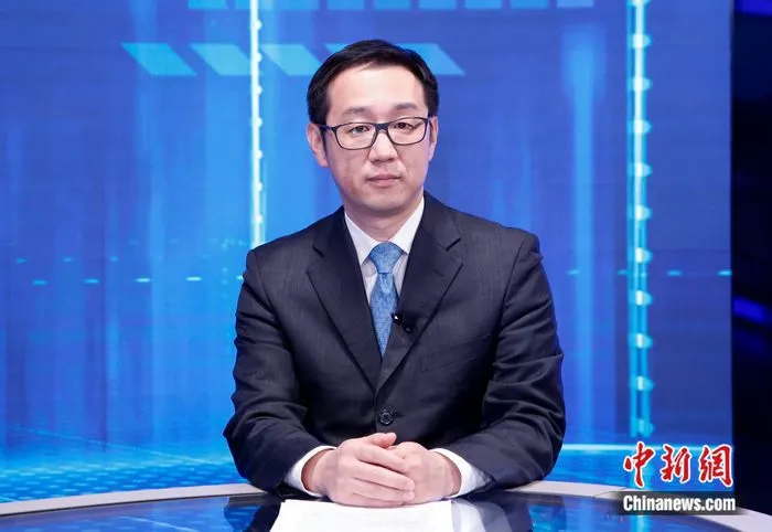 中金研究院董事总经理赵扬在《中新财经·中国经济“新”观察》栏目现场。 中新社记者 李骏 摄