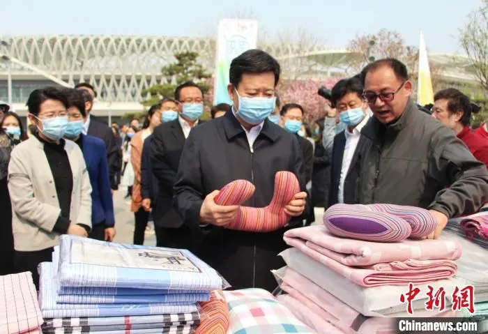 国家文物局局长李群、山东省文化和旅游厅厅长王磊等领导在现场参观商河老粗布宣传展位。　赵晓 摄