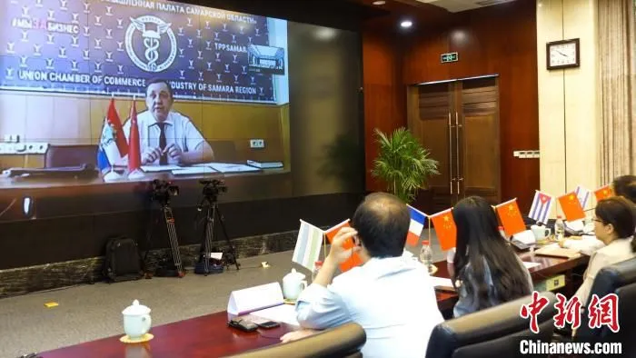 俄罗斯萨马拉州工商会国际关系部部长尤利科维奇致辞。　钱晨菲 摄