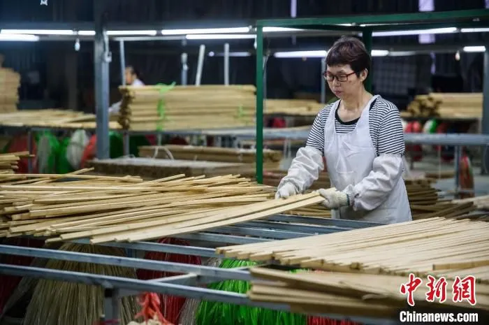 图为 ：建瓯一企业工作人员正在进行笋竹加工。　 李南轩 摄