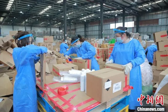 物流打包生产线上工人们正在操作。　吴静 摄