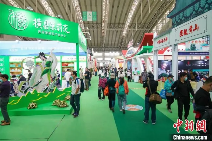 各地茶企参展哈尔滨春季茶博会 吕品 摄