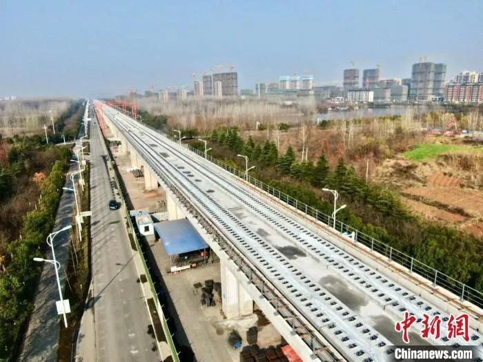 航拍滁宁城际铁路铺轨施工现场。　许无疾 摄