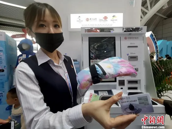 数字人民币可视卡“硬钱包”。中新网记者 李金磊 摄
