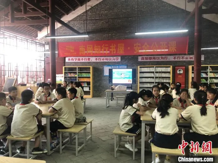 广西壮族自治区河池市东兰县劳动小学“南网知行书屋”安全公开课 汪俐辰 摄