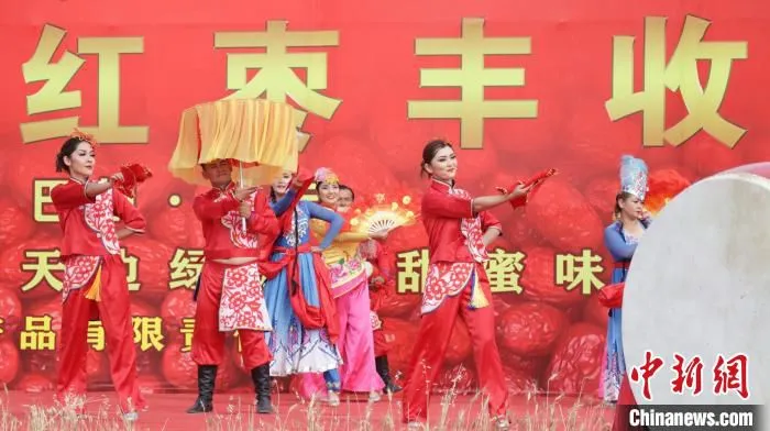 开幕式上歌舞表演庆红枣丰收。　王小军 摄