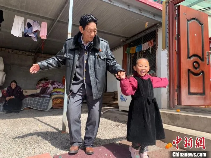 图为玉树群众在自家院落载歌载舞。　李江宁 摄