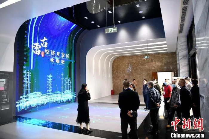 2021“行走中国·海外华文媒体漳州行”主题采访活动走进古雷开发区。　王东明 摄