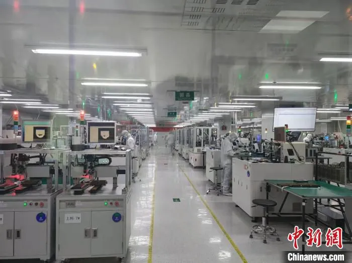 2021年东莞地区生产总值突破万亿。图为近年来东莞制造业向高科技转型 李纯 摄