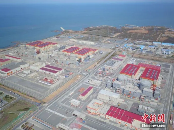 6月23日21时35分，随着168小时试运行试验完成，辽宁红沿河核电站6号机组正式具备商业运行条件，标志着东北首座核电站、东北最大电力能源投资项目的红沿河核电站一期和二期工程共6台机组全面投产，成为中国国内在运装机容量最大的核电站。图为近期拍摄的辽宁红沿河核电站全景。中新社发 何鹏 摄