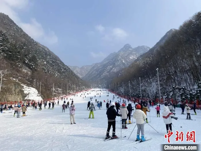 图为翠华山滑雪场，滑雪成为很多民众春节期间的出游“热选”。　张一辰 摄