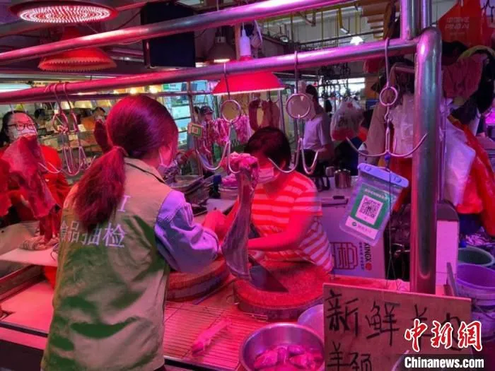 图为荔湾区市场监管局执法人员突击检查东川新街市宝华分场、荔塱农副产品综合批发市场。广州市市场监管局供图