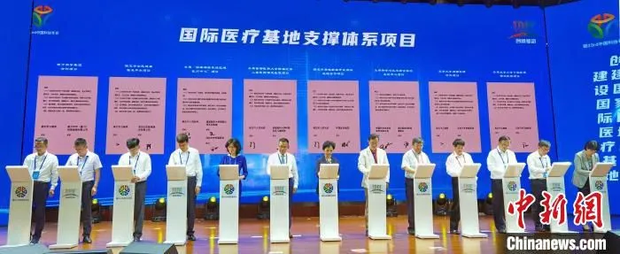 图为保定“国际医疗基地支撑体系项目”签约仪式现场。　徐巧明 摄