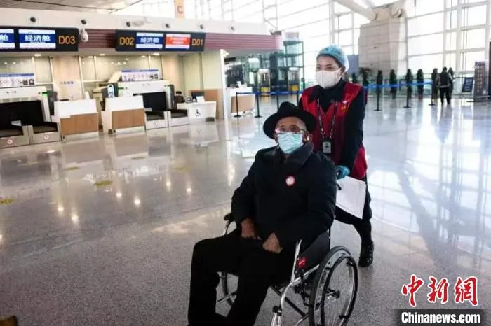 图为拉萨贡嘎机场T3航站楼工作人员为特殊旅客服务。　民航西藏区局供图