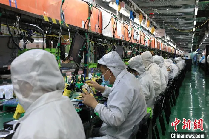 图为工作人员在富士康郑州园区的生产车间内工作。 中新社记者 阚力 摄