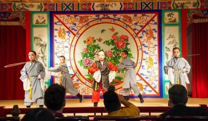 外籍网络名人们在昆山千灯古镇观看昆曲表演。