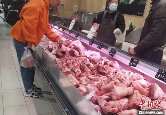 北京丰台区一家大型超市内的猪肉价格。 中新网记者 谢艺观 摄