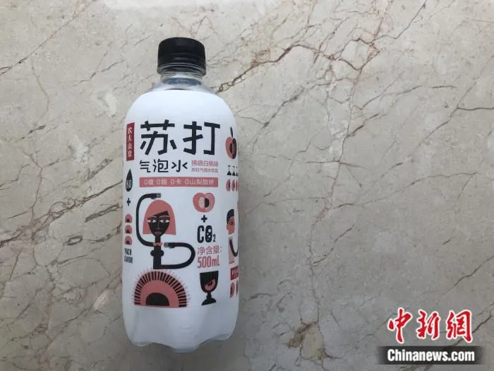 农夫山泉拂晓白桃味苏打气泡水。 中新网 左宇坤 摄