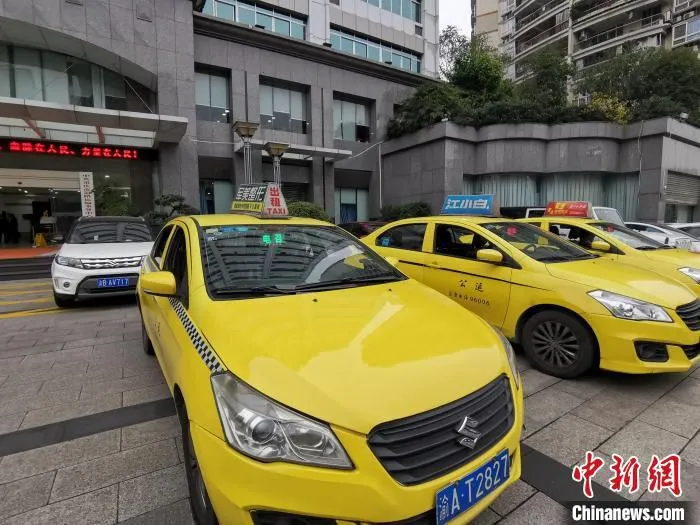 图为15日处于“电召”状态的巡游出租汽车。　张旭 摄