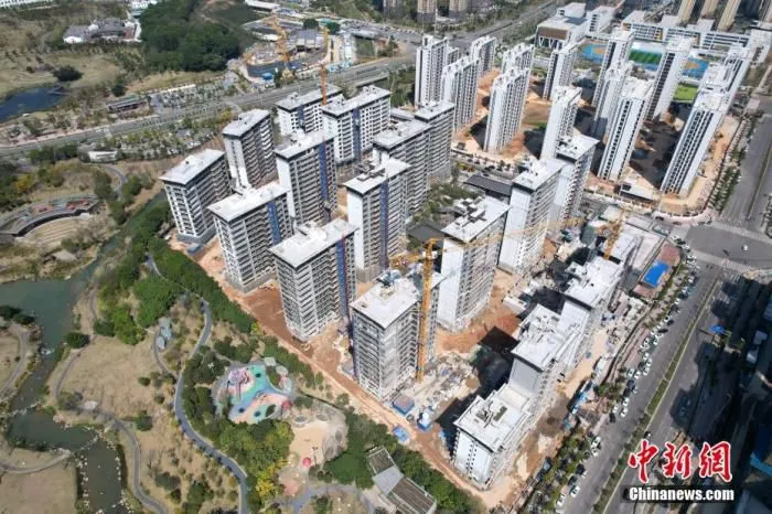 图为3月11日，航拍福州一正在建设中的楼盘。(无人机照片) 中新社记者 王东明 摄