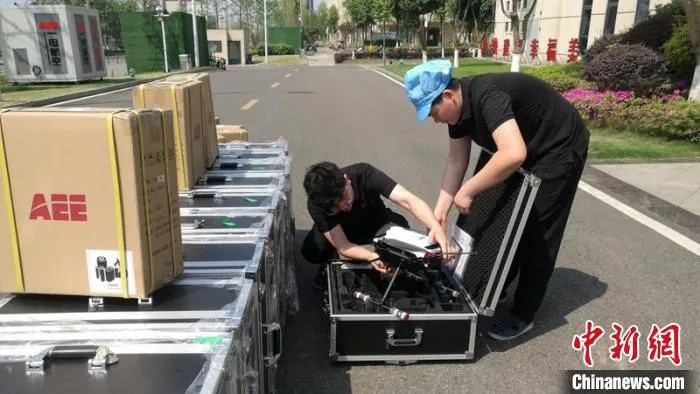 工作人员检查装箱发运的5G无人机。　王忠远 摄