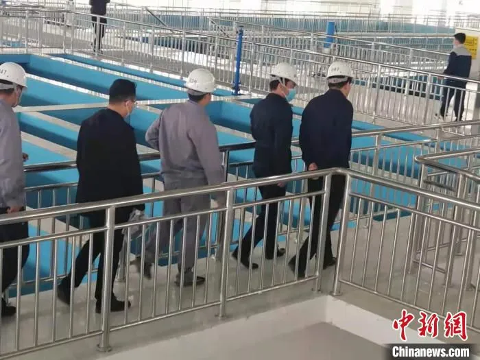 新的提升工程以慕士塔格峰冰川雪融而成的盖孜河地表水为水源，对输水、制水自动化控制和监测。　朱景朝 摄
